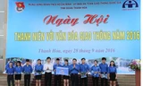 Anh Nguyễn Mạnh Dũng - Bí thư Trung ương Đoàn- cùng các đại biểu trao tặng dụng cụ hỗ trợ điểm cổng trường an toàn giao thông. Ảnh: Hoàng Lam.