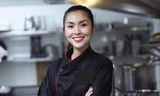Tăng Thanh Hà giản dị trong trang phục đầu bếp.