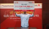 Khách hàng trúng Jackpot hơn 100 tỷ đồng che nửa mặt nhận giải