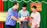 Đại diện VKSND tỉnh Đồng Nai tặng hoa và xin lỗi ông Nguyễn Trần (bìa phải). Ảnh: baodongnai.com.vn 
