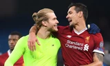 Trung vệ Dejan Lovren (phải) ăn mừng chiến thắng cùng thủ thành Loris Karius