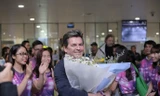 Thomas Anders được tặng cúc họa mi khi đến Việt Nam