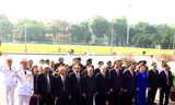 Các đồng chí lãnh đạo, nguyên lãnh đạo Đảng, Nhà nước tưởng nhớ Chủ tịch Hồ Chí Minh. Ảnh: VGP/Đình Hải