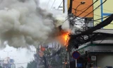 Trụ điện cháy ngùn ngụt khiến nhiều người hoảng sợ.