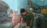 Kiểm đếm số thuốc lá nhập lậu *ảnh: Minh Anh