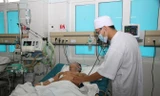 Bệnh nhân H. đang được các y, bác sĩ chăm sóc, theo dõi. ẢNH: M.N.