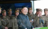 Nhà lãnh đạo Triều Tiên Kim Jong-un kiểm tra một cuộc tập trận bắn đạn thật nhân dịp kỷ niệm 85 năm ngày thành lập Quân đội Nhân dân Triều Tiên (25/4/1932 - 25/4/2017). (Nguồn: Yonhap/TTXVN)