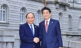 Thủ tướng Nhật Bản Shinzo Abe đón Thủ tướng Nguyễn Xuân Phúc. Ảnh: TTXVN