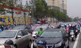 Ô tô, xe máy chật kín đường đường Tố Hữu, nhiều người chôn chân trong cơn mưa sáng nay.