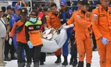 Nhân viên cứu hộ Indonesia tham gia chiến dịch tìm kiếm nạn nhân vụ tai nạn máy bay Lion Air JT 610. (Nguồn: AFP/TTXVN)