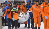 Nhân viên cứu hộ Indonesia tham gia chiến dịch tìm kiếm nạn nhân vụ tai nạn máy bay Lion Air JT 610. (Nguồn: AFP/TTXVN)