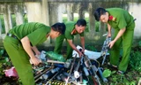 Công an huyện Nam Đông thu hồi trong dân rất nhiều súng tự chế bắn đạn bi bằng hơi cồn.