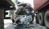 Phần đầu xe bồn hư hỏng nặng.