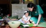 Hà Kiều Anh trổ tài gói bánh chưng bên con gái nhỏ 