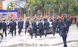 Dàn cận vệ chạy theo xe Chủ tịch Kim Jong-un rời ga Đồng Đăng