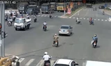 Hình ảnh các phương tiện tham gia giao thông tại nút Cách Mạng Tháng 8 - Nguyễn Hữu Thọ được camera ghi lại. Ảnh cắt từ clip. 