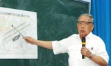 Đại tá Phan Tương, nguyên giám đốc sân bay Tân Sơn Nhất sử dụng sơ đồ sân bay để trình bày ý kiến. 