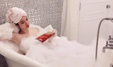 Angela Phương Trinh 'diễn sâu quá mức' khi nằm bồn tắm đọc sách