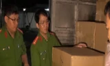Lực lượng chức năng kiểm tra xe ô tô tải chở 35 ngàn gói thuốc lá lậu