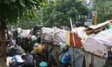 Rác ùn ứ chất thành đống ở nhiều tuyến phố Hà Nội