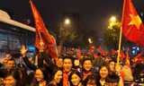 Diễn viên Việt Anh ‘bay xuyên đêm’ mừng chiến thắng U23 Việt Nam