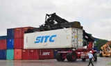 Bốc xếp hàng hóa ở cảng Tân cảng Thốt Nốt, TP Cần Thơ ẢNH: HÒA HỘI 