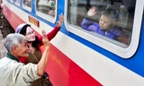 Phút chia ly xúc động ở ga tàu sau Tết 