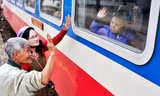 Phút chia ly xúc động ở ga tàu sau Tết 
