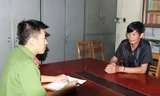 Cán bộ Văn phòng Cơ quan CSĐT Công an tỉnh Yên Bái hỏi cung đối tượng