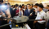 Phó Thủ tướng Vũ Đức Đam đang tham quan gian hàng thiết bị bay siêu nhẹ,ứng dụng trong sản xuất nông nghiệp công nghệ cao - Như Ý