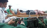 Thuyền viên Nguyễn Văn Sáng được đưa vào bờ. Ảnh: Cảnh Huệ 