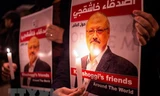 Thắp nến tưởng niệm nhà báo Jamal Khashoggi bên ngoài lãnh sự quán Saudi Arabia ở Istanbul, Thổ Nhĩ Kỳ. (Nguồn: AFP/TTXVN)