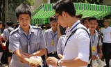 Phát suất ăn nhẹ cho các thí sinh sau khi hoàn thành bài thi môn Toán. Ảnh: Giang Thanh.