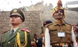 Binh sĩ Ấn Độ (phải) và Trung Quốc ở khu vực biên giới hai nước. Ảnh: AP.