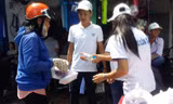 Các tình nguyện viên phục vụ cơm chạy miẽn phí cho phụ huynh và thí sinh dự thi. Ảnh: Kim Hà.