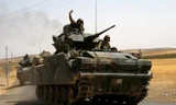 Xe tăng Thổ Nhĩ Kỳ vượt biên giới tiến vào Syria. Ảnh: TimesofOman.