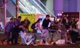 Chuyển một nạn nhân bị thương trong vụ xả súng ở Las Vegas ngày 1/10. (Nguồn: AFP/TTXVN).