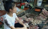 Dân mạng phẫn nộ chuyện người phụ nữ bán thịt lợn giá rẻ bị té phân lên người