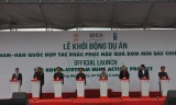 Các đại biểu bấm nút khởi động Dự án “Việt Nam – Hàn Quốc hợp tác khắc phục hậu quả bom mìn sau chiến tranh”