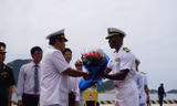 Đại diện Vùng 4 Hải quân tặng hoa Đại tá Alexis Walker, chỉ huy Biên đội tàu khu trục 7, trưởng đoàn giao lưu của Hải quân Hoa Kỳ.