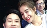 Hoài Linh chụp ảnh cùng Nhã Phương bên trong hậu trường show diễn.