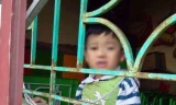Hình ảnh bé P. bị buộc dây nhốt trong phòng học do phụ huynh khác chụp được