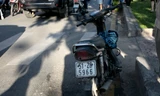 Chiếc xe máy của nạn nhân dựng bên đường.