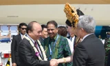 Đại diện Indonesia đón Thủ tướng tại sân bay. Ảnh: VGP/Quang Hiếu