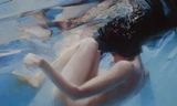 Elly Trần tung ảnh khỏa thân dưới nước, fan tranh cãi nảy lửa