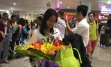 VĐV đi bộ Phan Thị Bích Hà đáp chuyến bay muộn tới Hà Nội cùng đội tuyển bóng đá nữ.