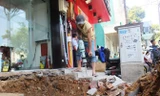 Người dân Sài Gòn tự tháo dỡ bậc tam cấp lấn vỉa hè
