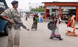 Binh sỹ Ấn Độ tăng cường kiểm tra an ninh tại Jammu, thủ phủ mùa Đông, bang Kashmir ngày 11/7. Ảnh: EPA