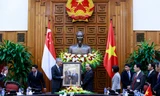 Thủ tướng Nguyễn Xuân Phúc tặng Thủ tướng Singapore món quà độc đáo