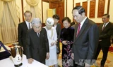 Nhà vua Nhật Bản và Hoàng hậu trao tặng phẩm tới Chủ tịch nước Trần Đại Quang và Phu nhân - Ảnh: TTXVN